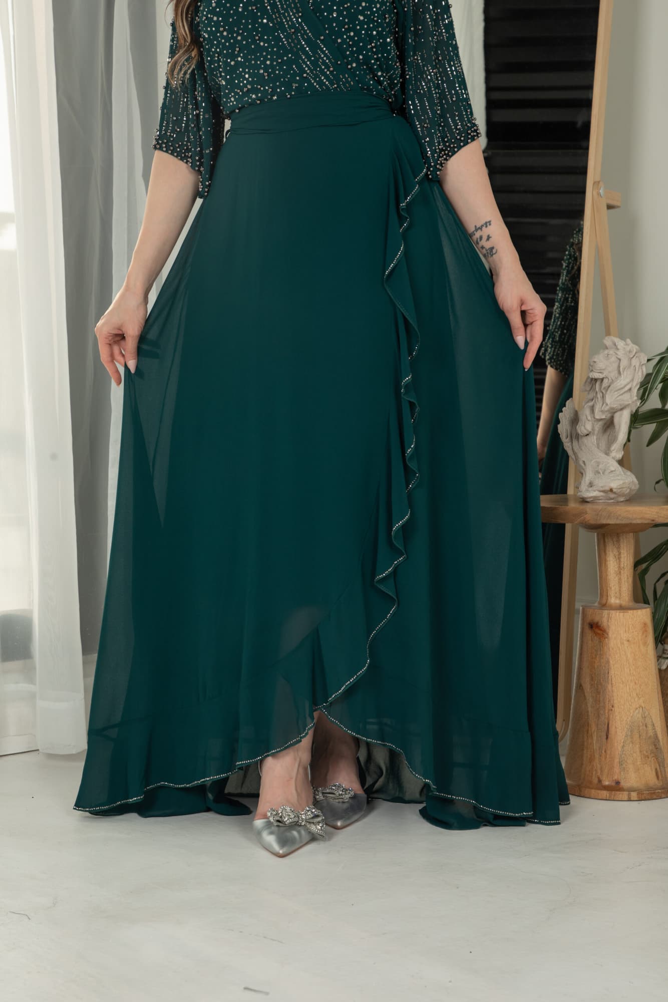 فستان ناعم بجانب كشكش مزين بخرز على الصدر والاكمام