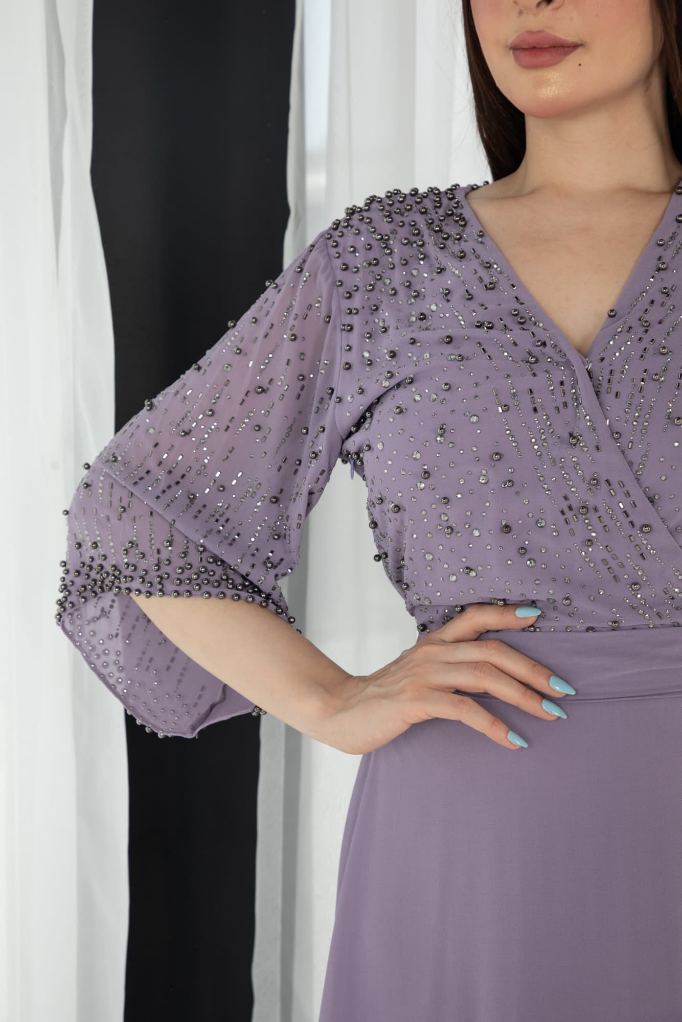 فستان ناعم بجانب كشكش مزين بخرز على الصدر والاكمام موف فاتح