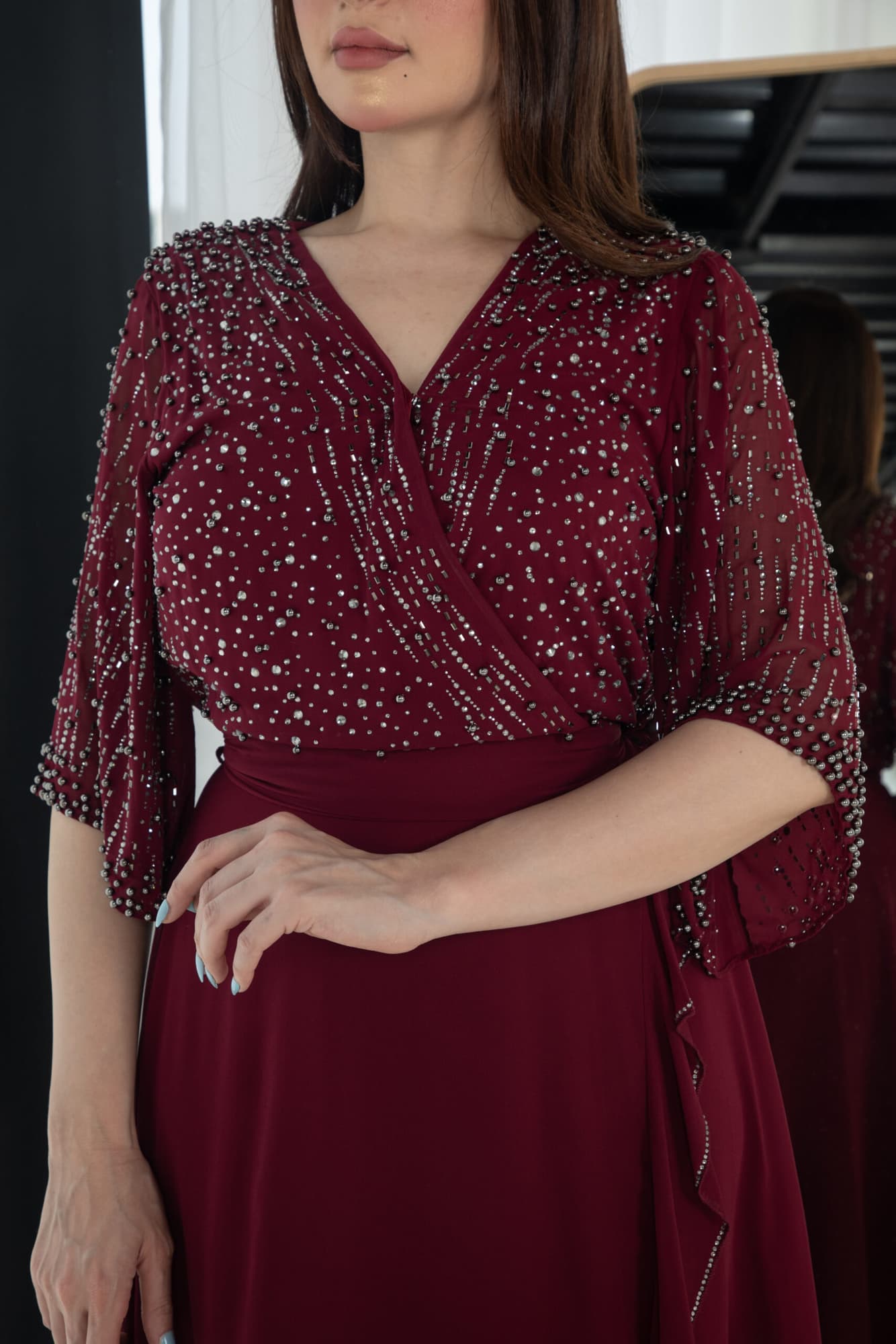 فستان ناعم بجانب كشكش مزين بخرز على الصدر والاكمام عودي