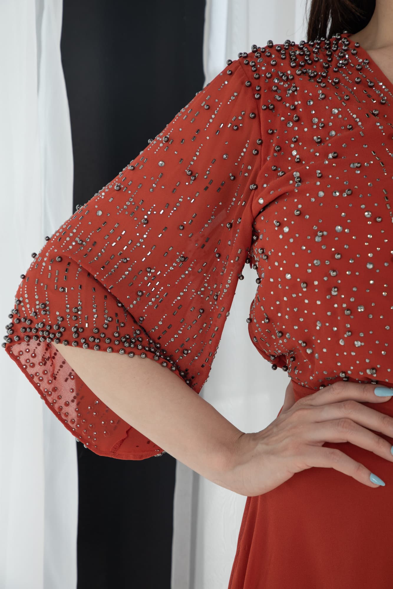 فستان ناعم بجانب كشكش مزين بخرز على الصدر والاكمام اورانج