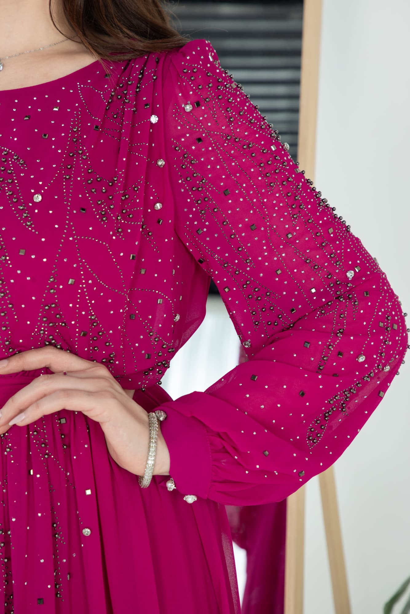 فستان طويل مرصع بالفصوص باكمام طويله فوشي