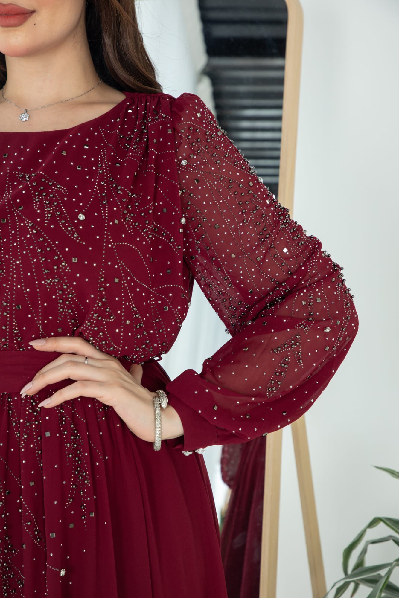 فستان طويل مرصع بالفصوص باكمام طويله عودي