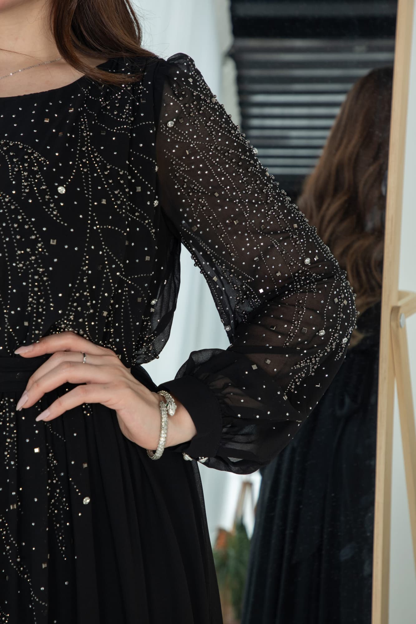 فستان طويل مرصع بالفصوص باكمام طويله اسود