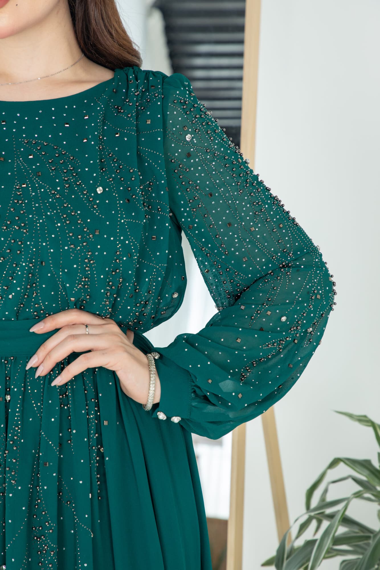 فستان طويل مرصع بالفصوص باكمام طويله اخضر