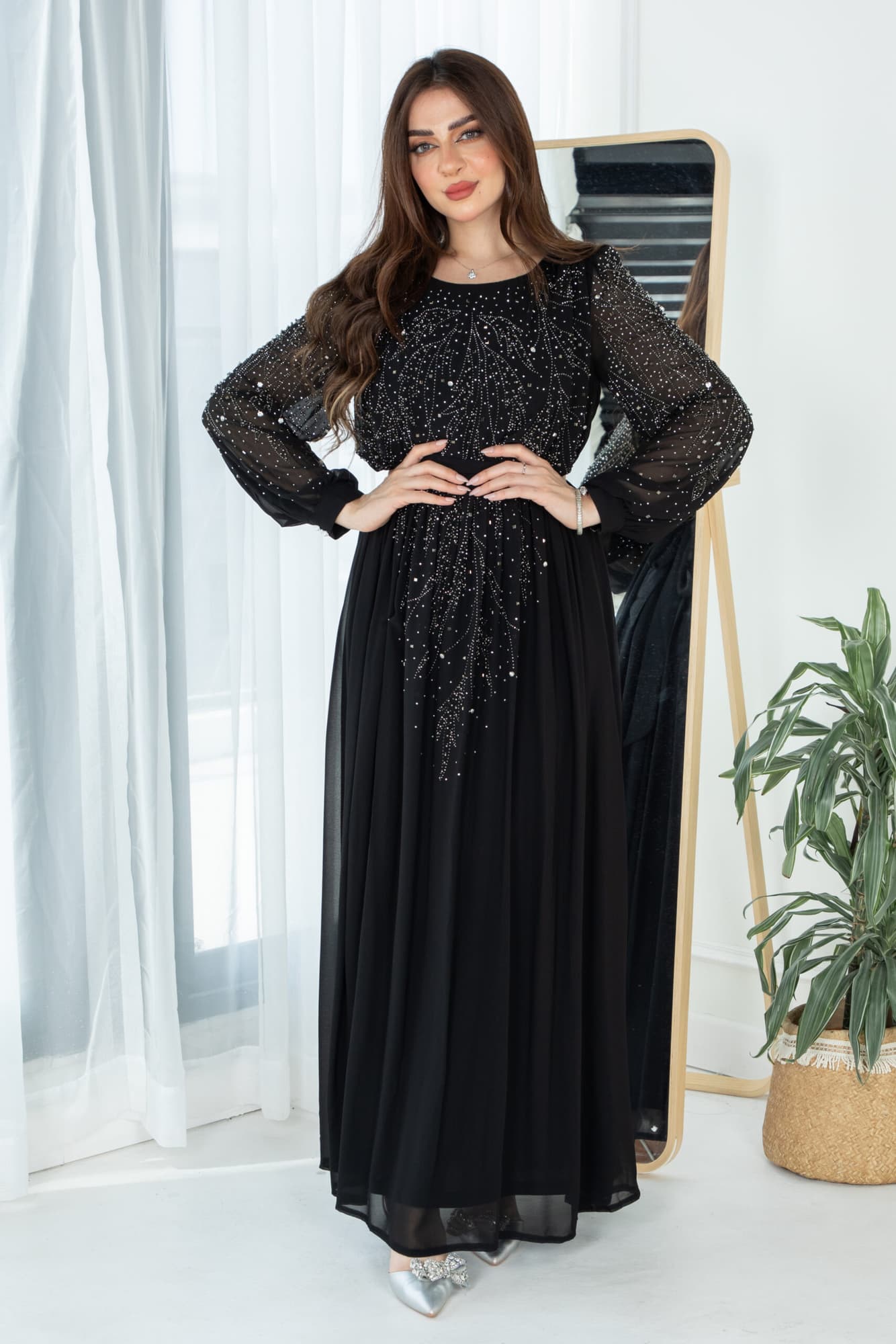 فستان طويل مرصع بالفصوص باكمام طويله