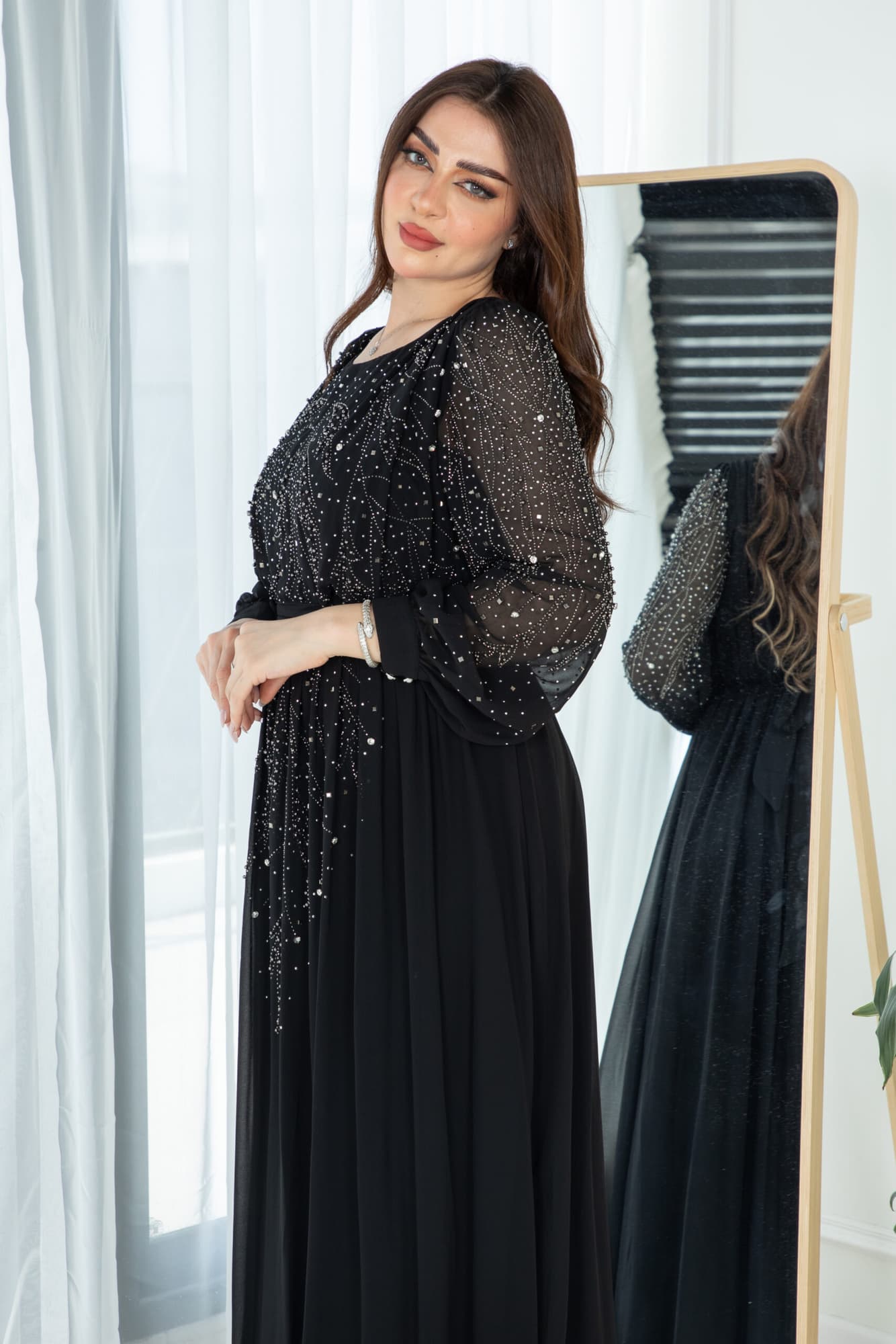 فستان طويل مرصع بالفصوص باكمام طويله