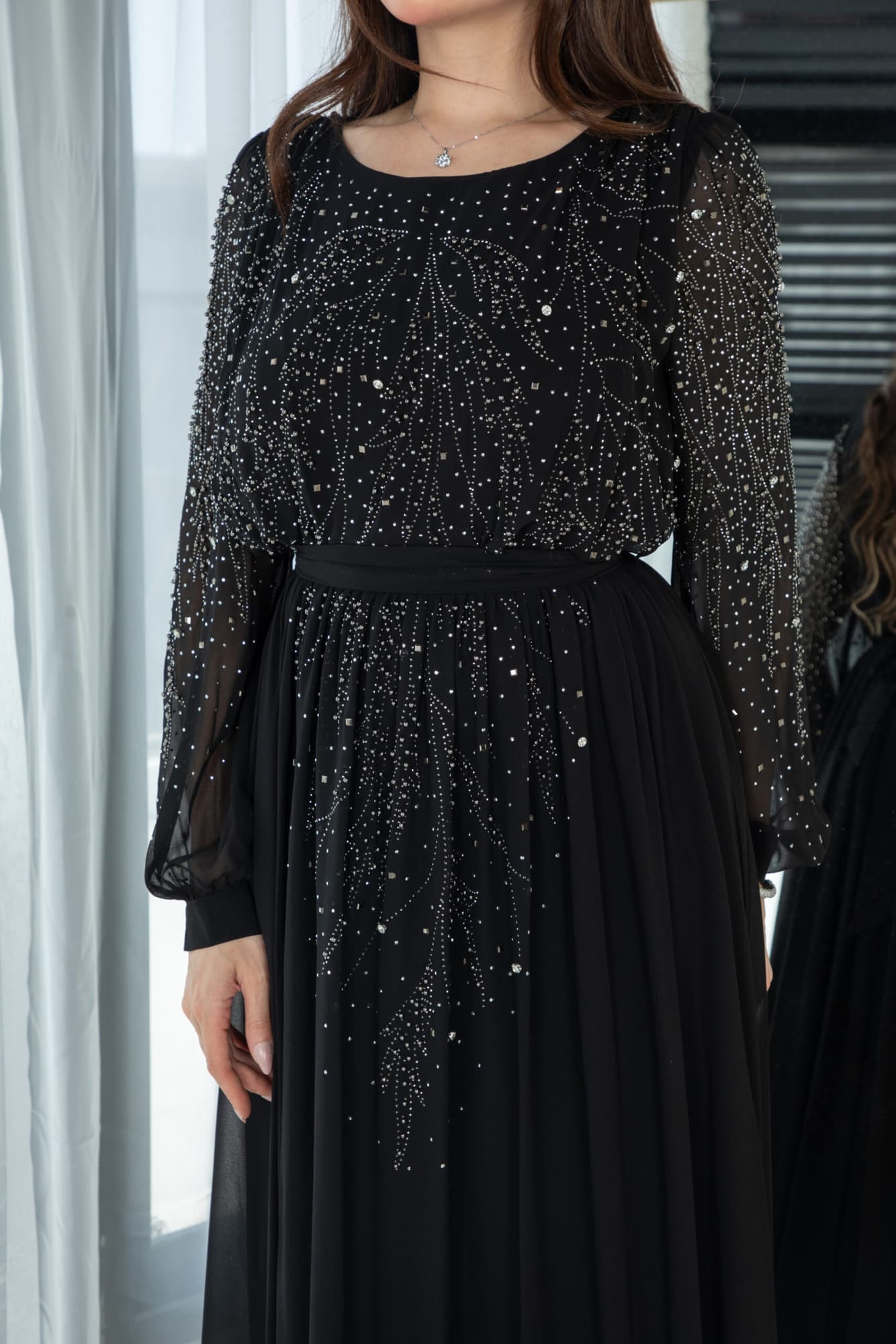 فستان طويل مرصع بالفصوص باكمام طويله