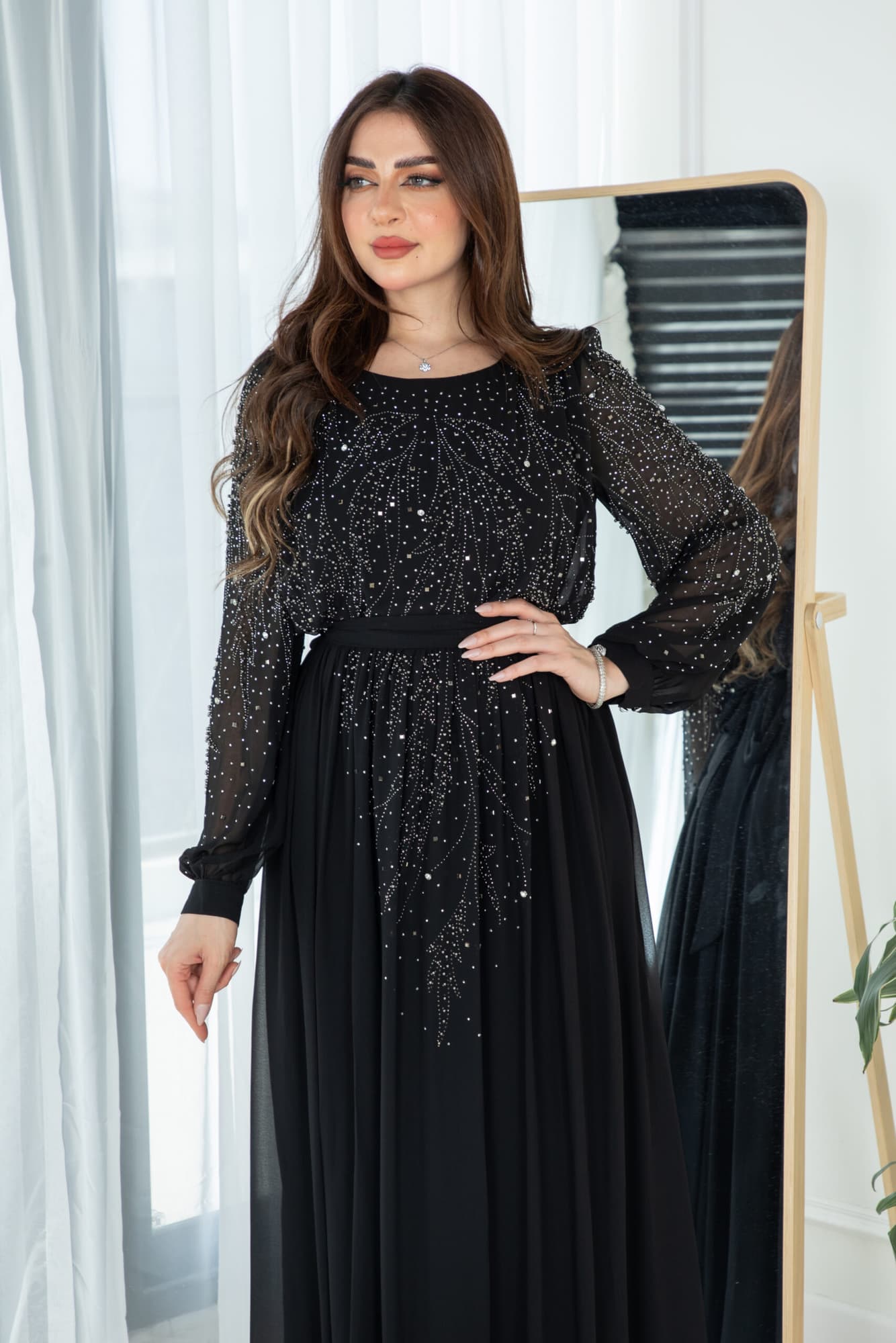 فستان طويل مرصع بالفصوص باكمام طويله