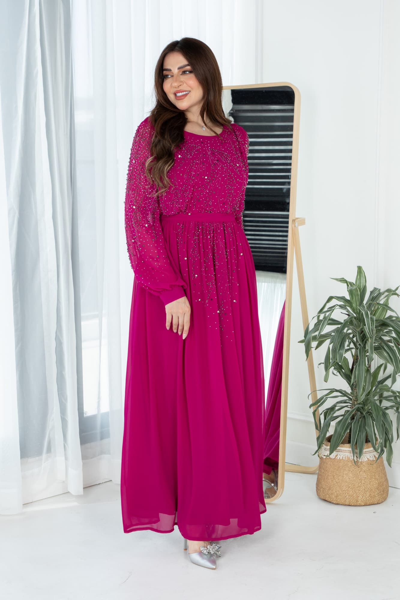 فستان طويل مرصع بالفصوص باكمام طويله