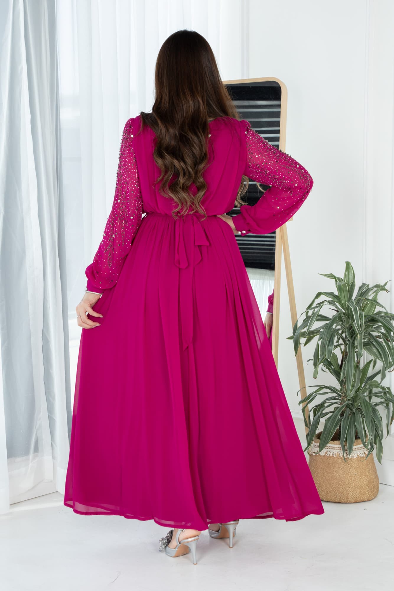 فستان طويل مرصع بالفصوص باكمام طويله