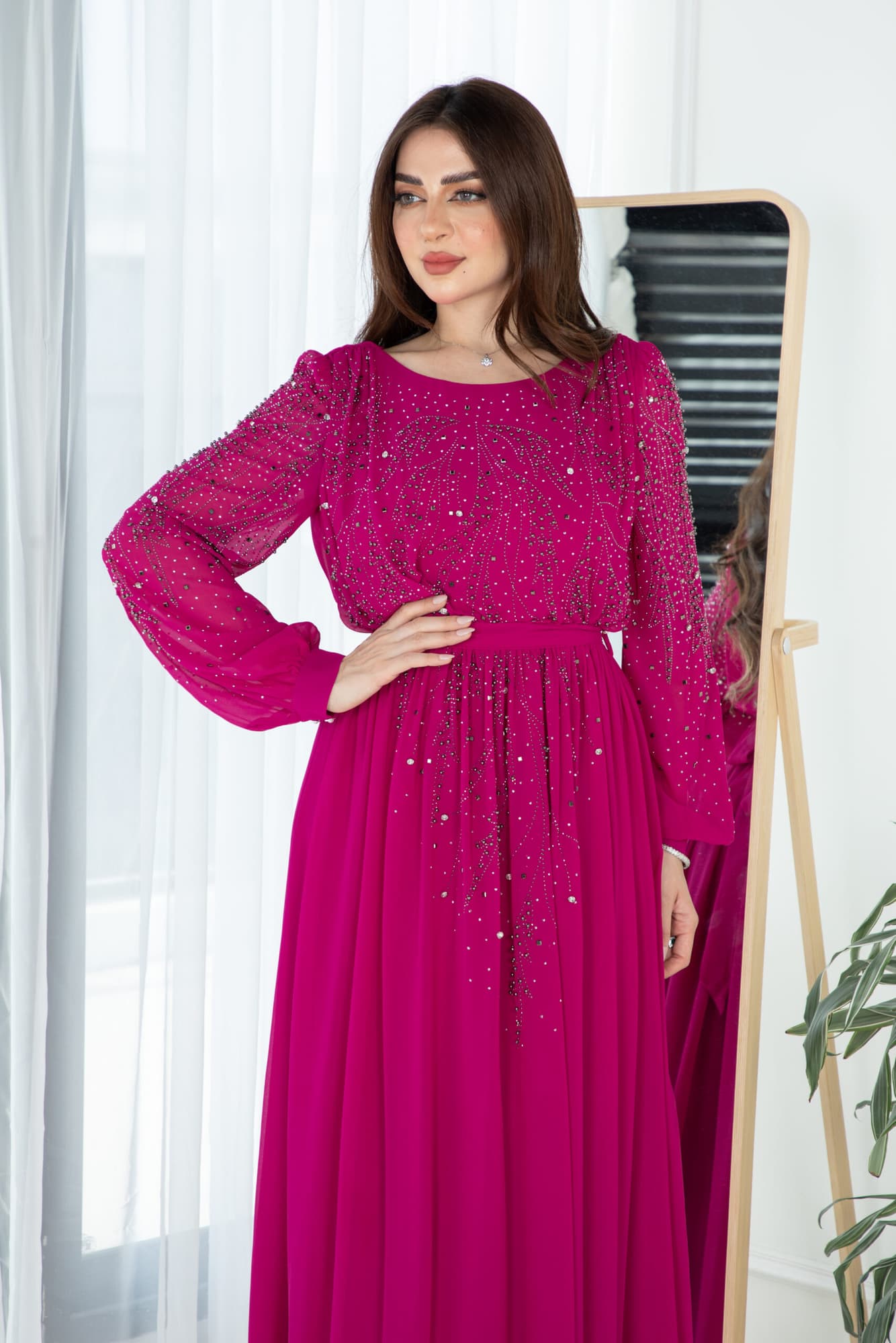 فستان طويل مرصع بالفصوص باكمام طويله