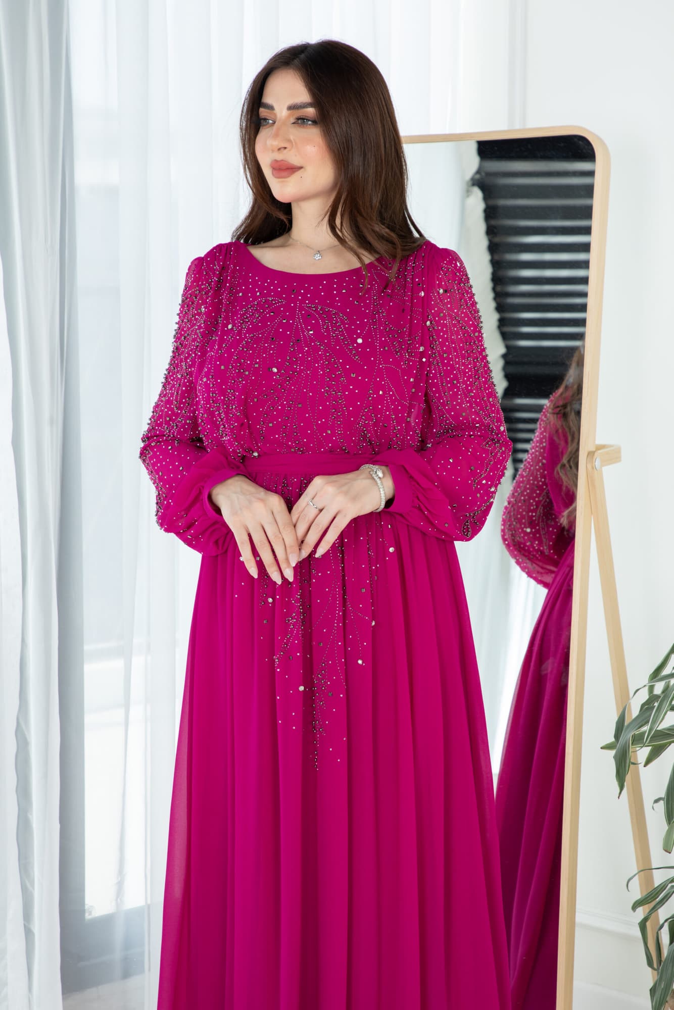 فستان طويل مرصع بالفصوص باكمام طويله