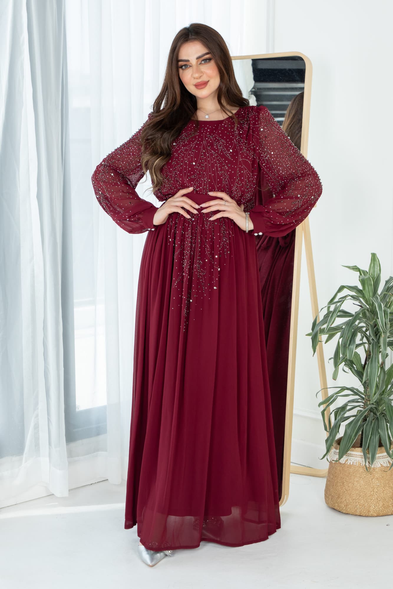 فستان طويل مرصع بالفصوص باكمام طويله