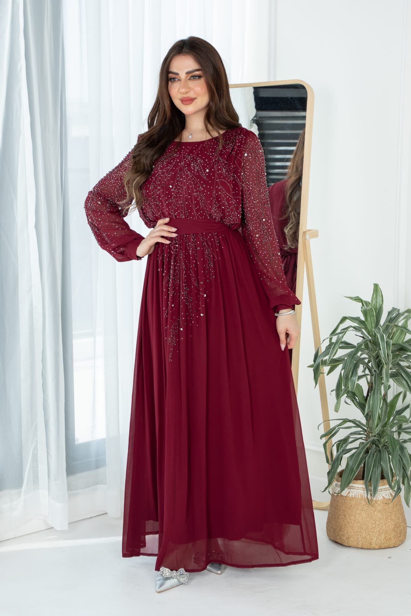 فستان طويل مرصع بالفصوص باكمام طويله