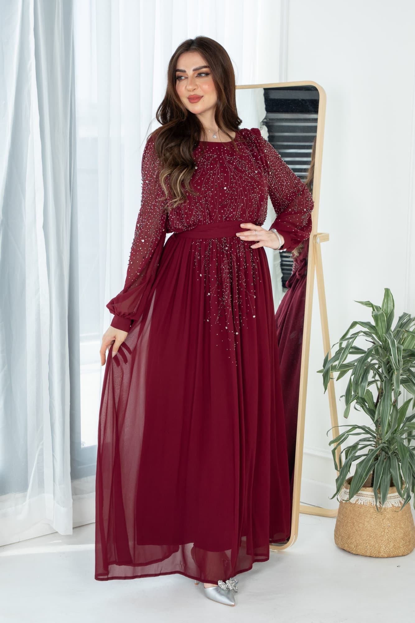 فستان طويل مرصع بالفصوص باكمام طويله
