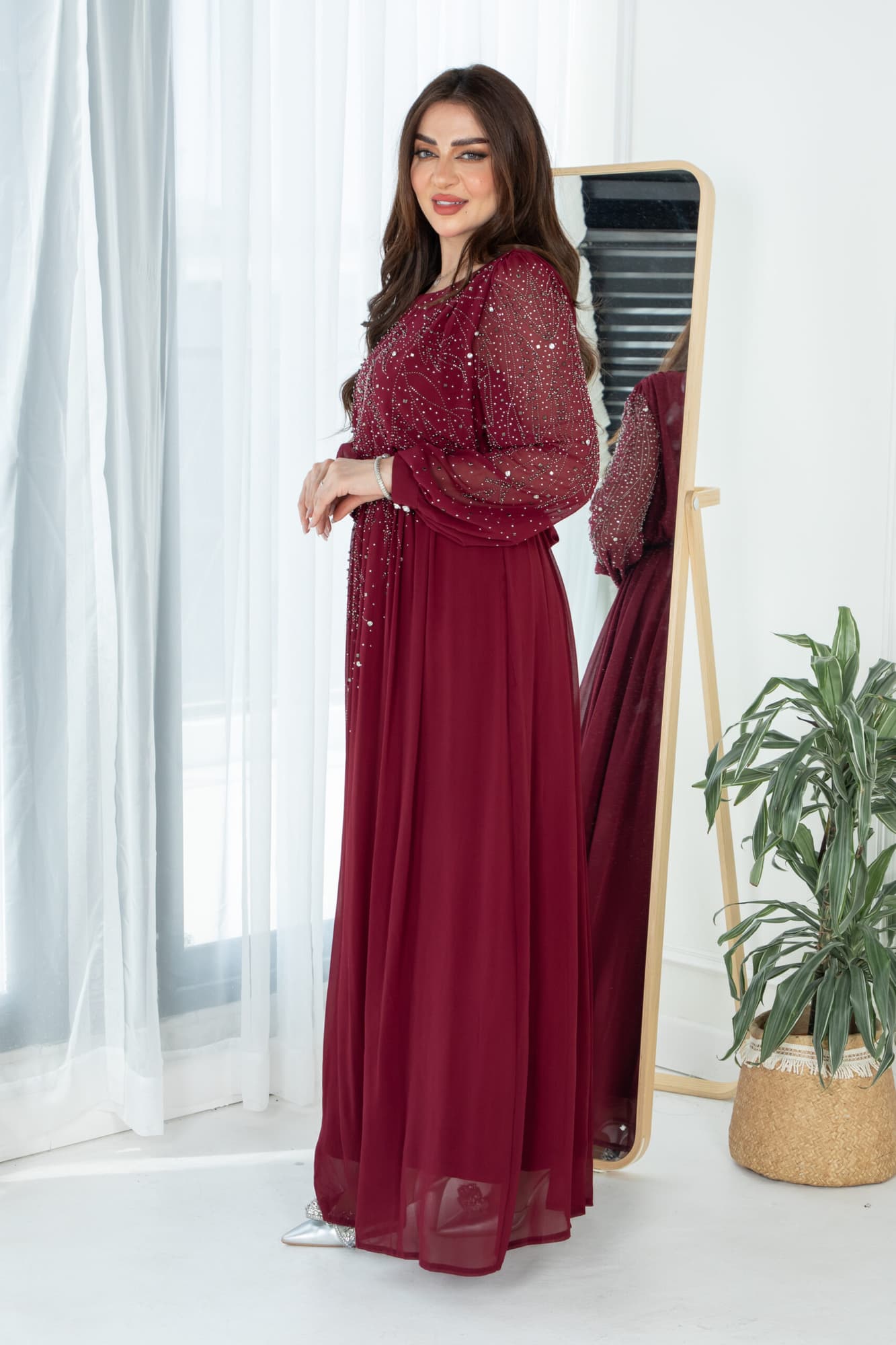 فستان طويل مرصع بالفصوص باكمام طويله