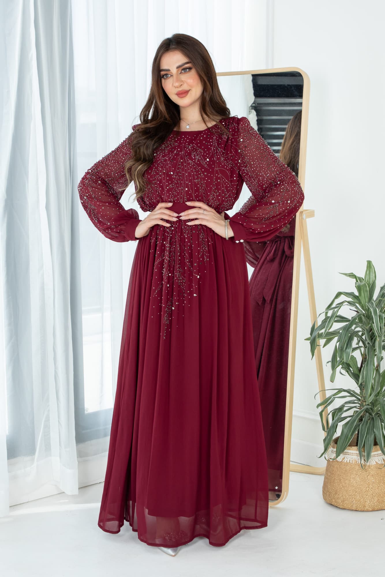 فستان طويل مرصع بالفصوص باكمام طويله