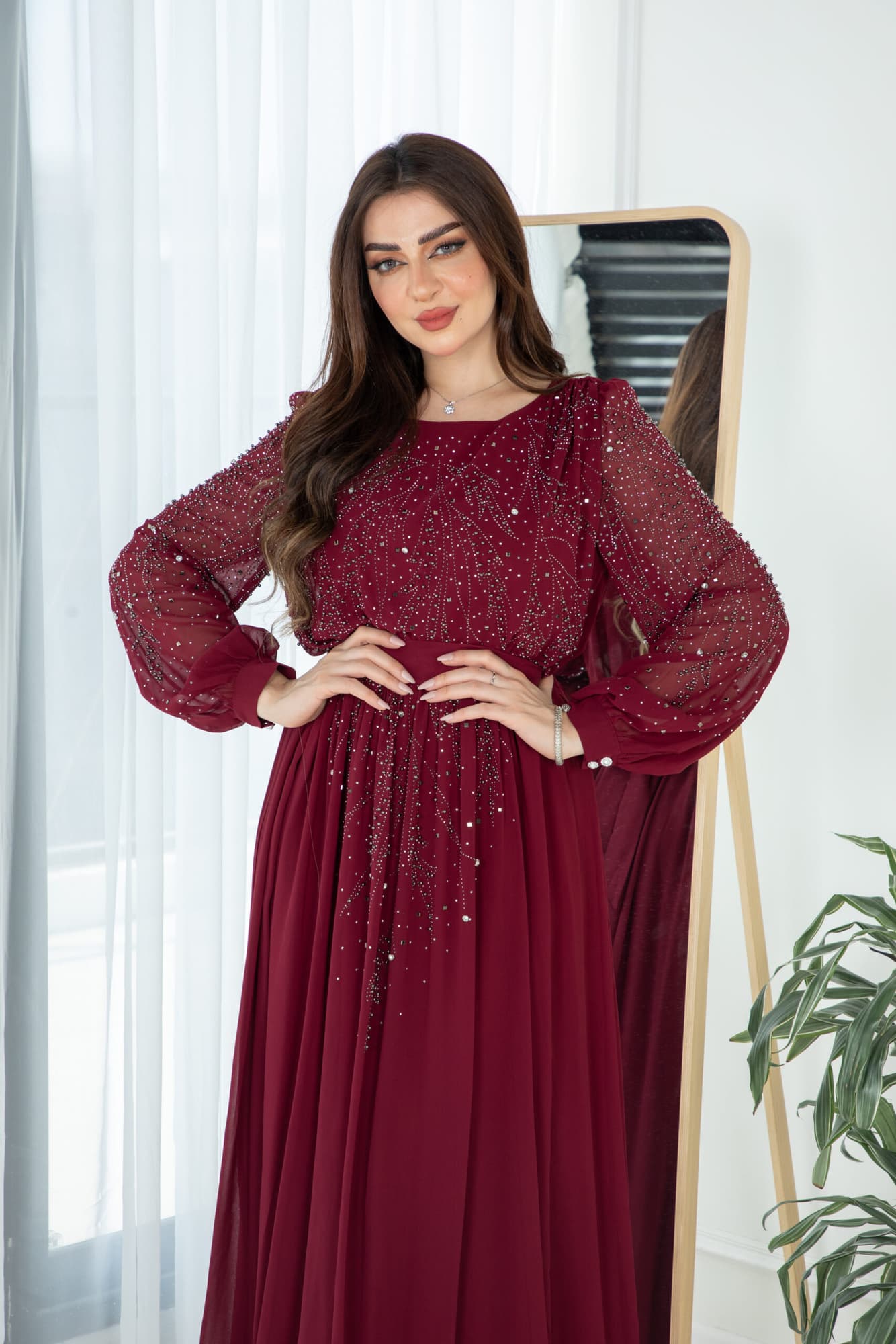 فستان طويل مرصع بالفصوص باكمام طويله