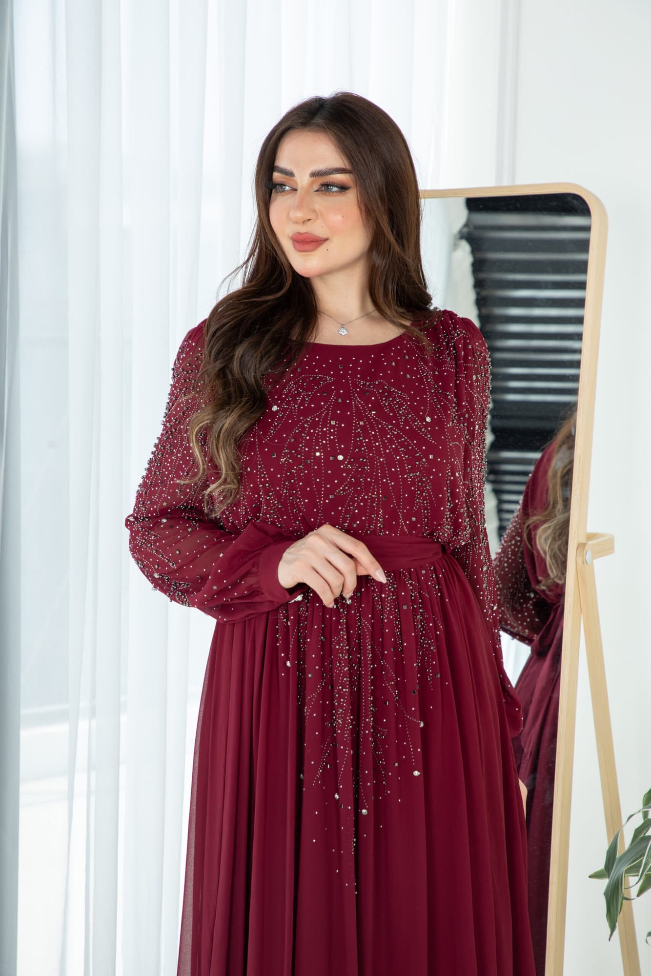 فستان طويل مرصع بالفصوص باكمام طويله