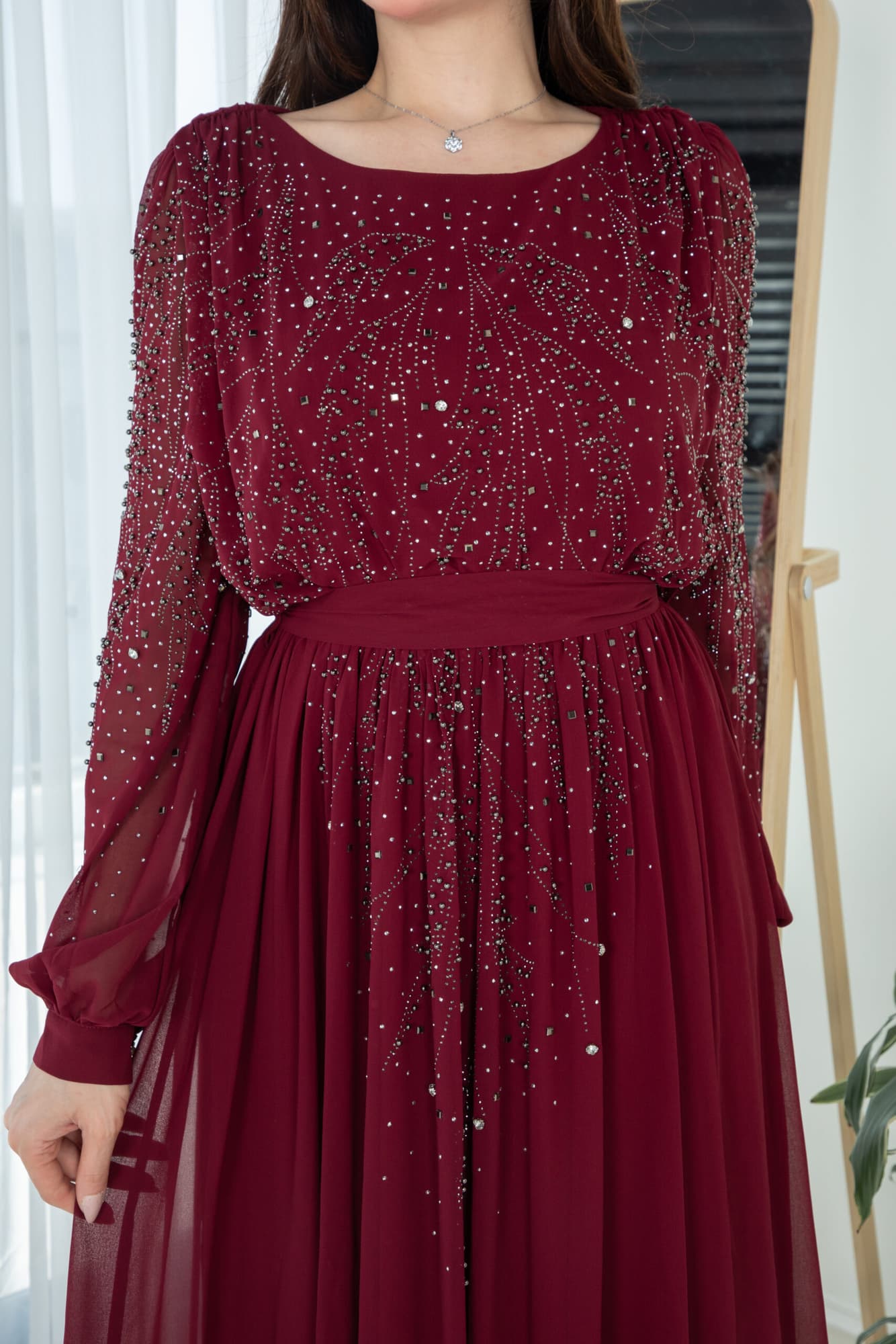 فستان طويل مرصع بالفصوص باكمام طويله