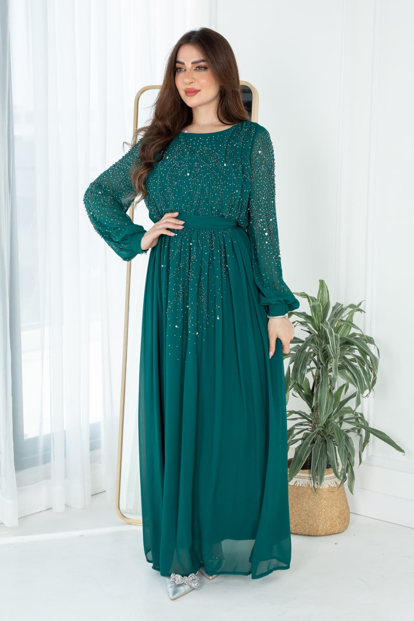 فستان طويل مرصع بالفصوص باكمام طويله