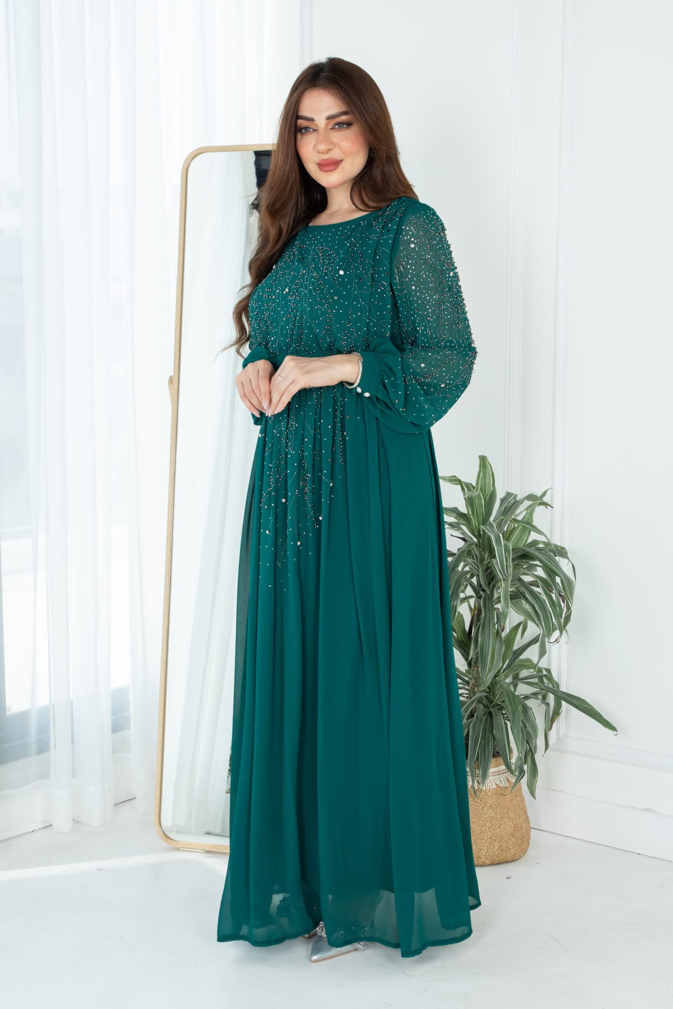 فستان طويل مرصع بالفصوص باكمام طويله