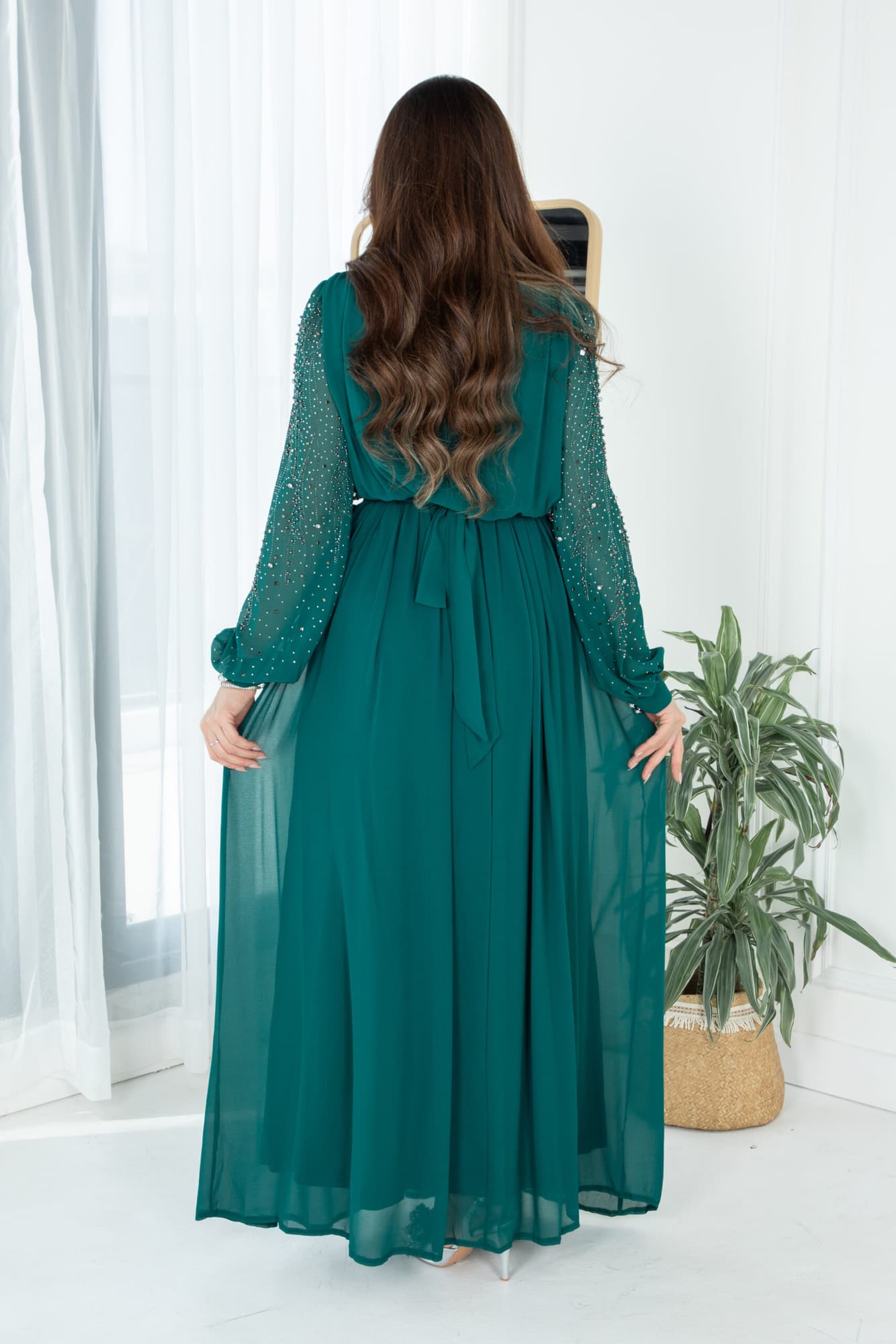 فستان طويل مرصع بالفصوص باكمام طويله