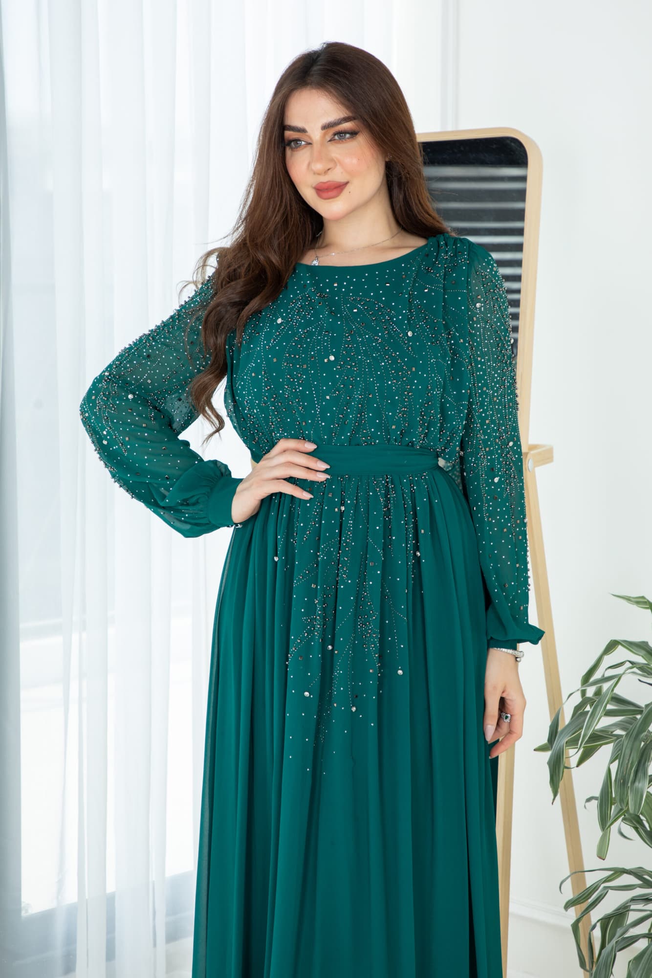 فستان طويل مرصع بالفصوص باكمام طويله