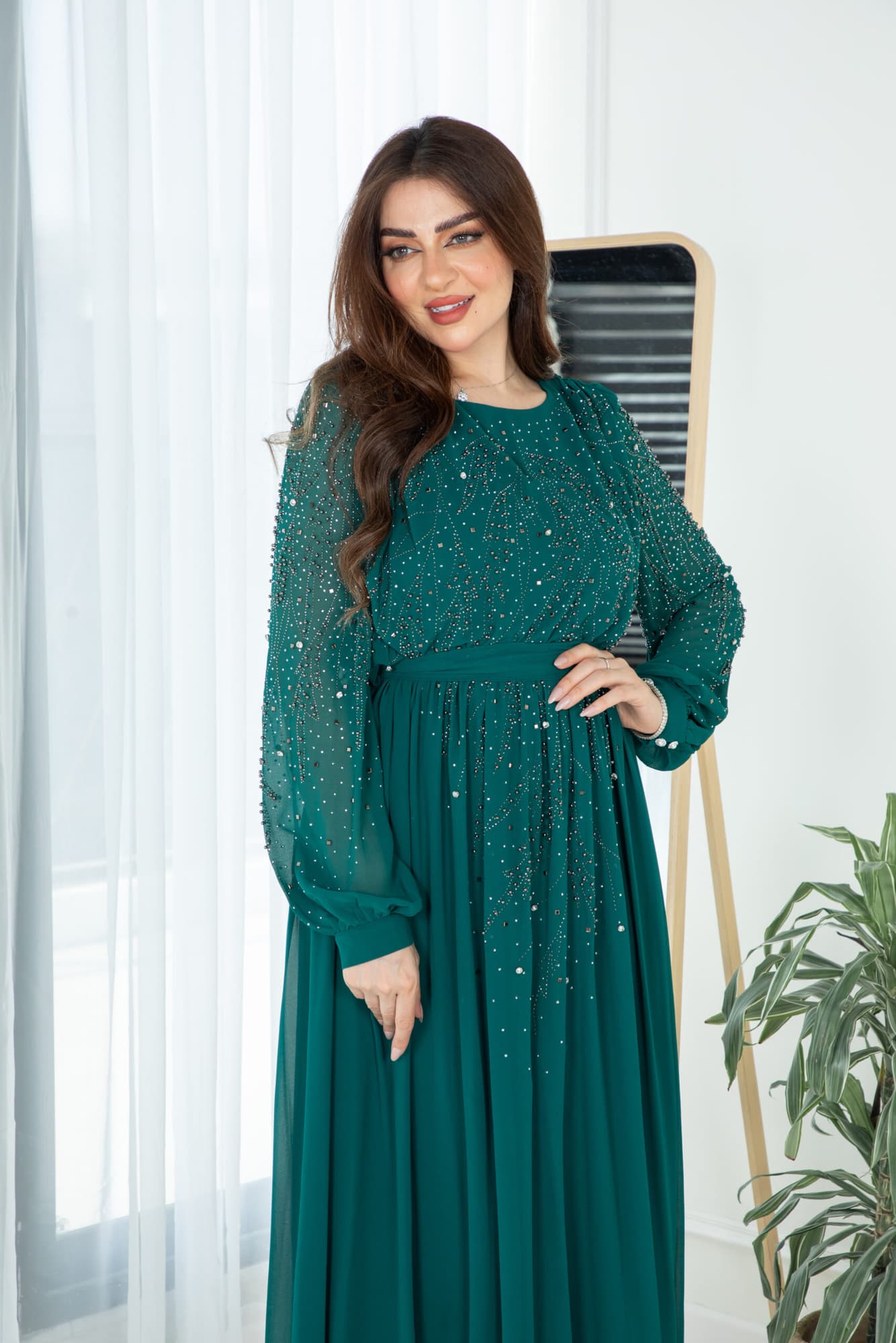 فستان طويل مرصع بالفصوص باكمام طويله