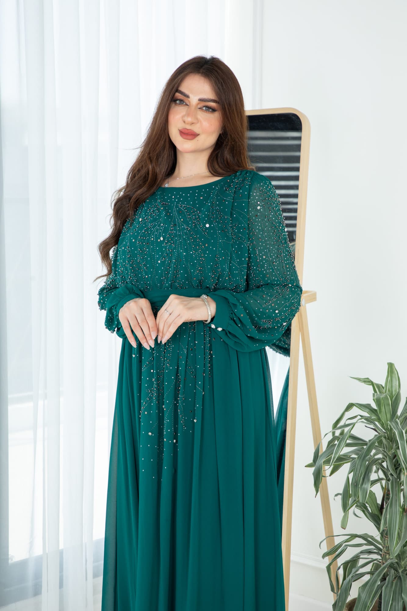 فستان طويل مرصع بالفصوص باكمام طويله