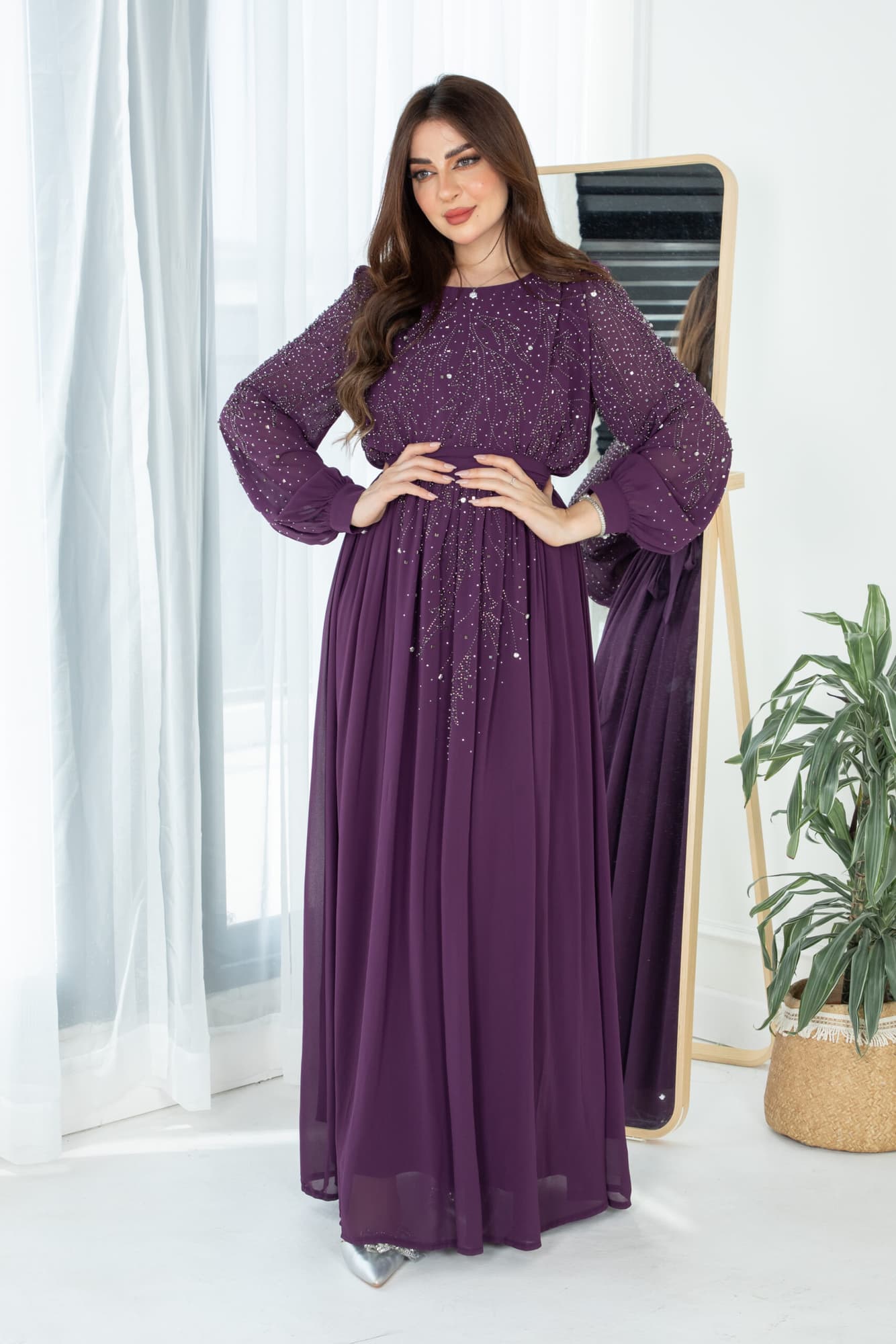 فستان طويل مرصع بالفصوص باكمام طويله