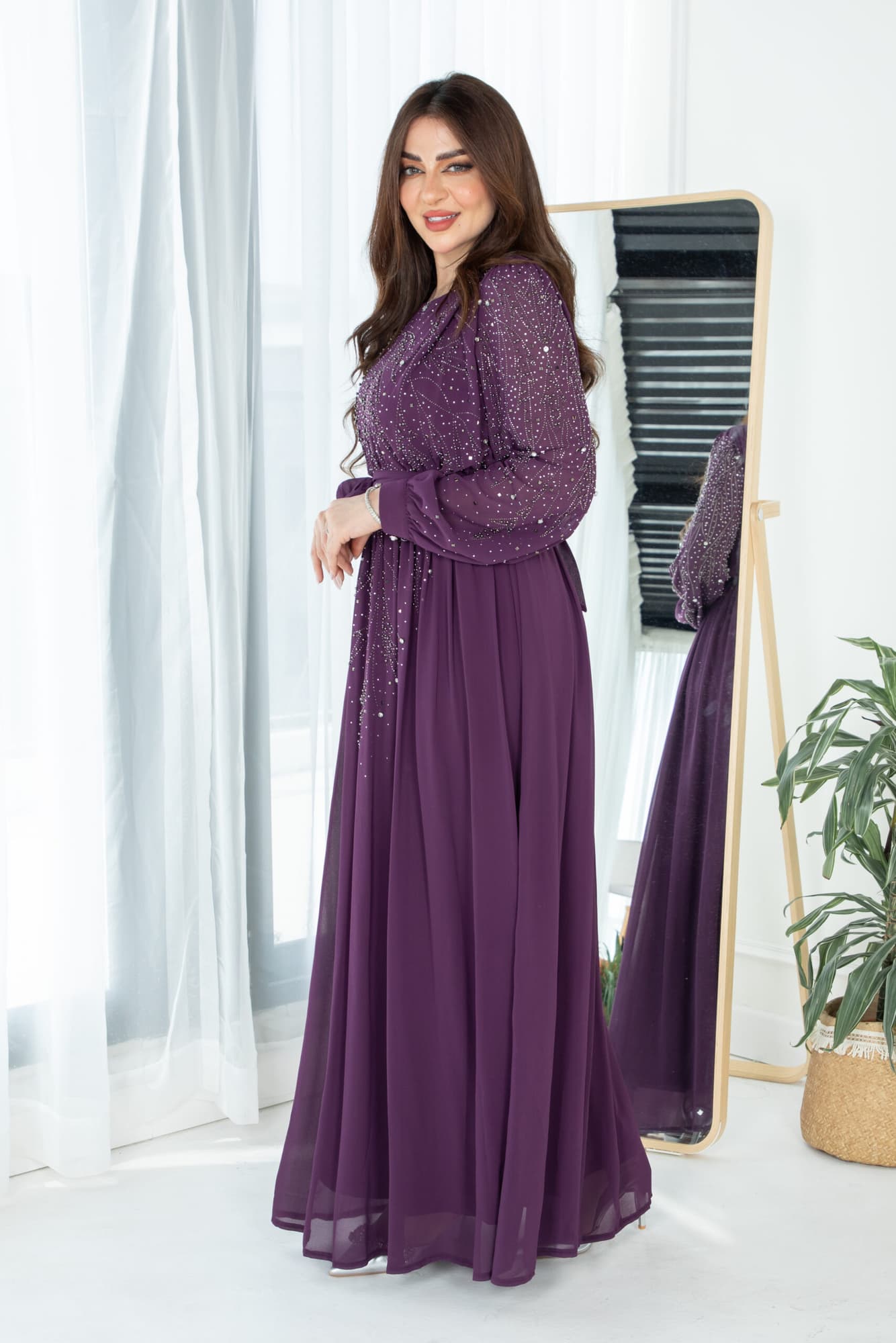 فستان طويل مرصع بالفصوص باكمام طويله