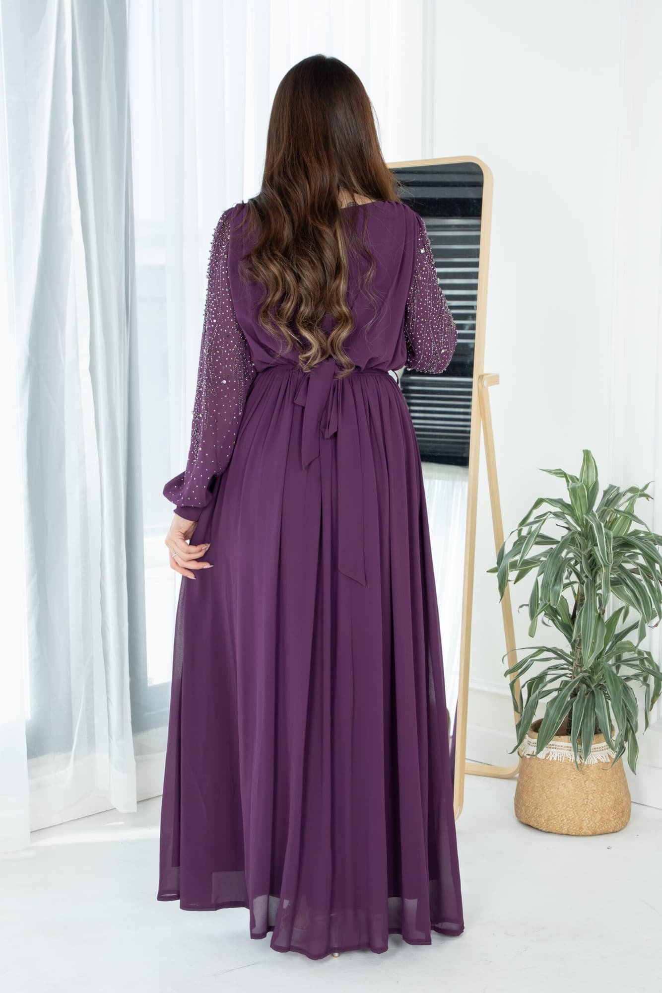 فستان طويل مرصع بالفصوص باكمام طويله