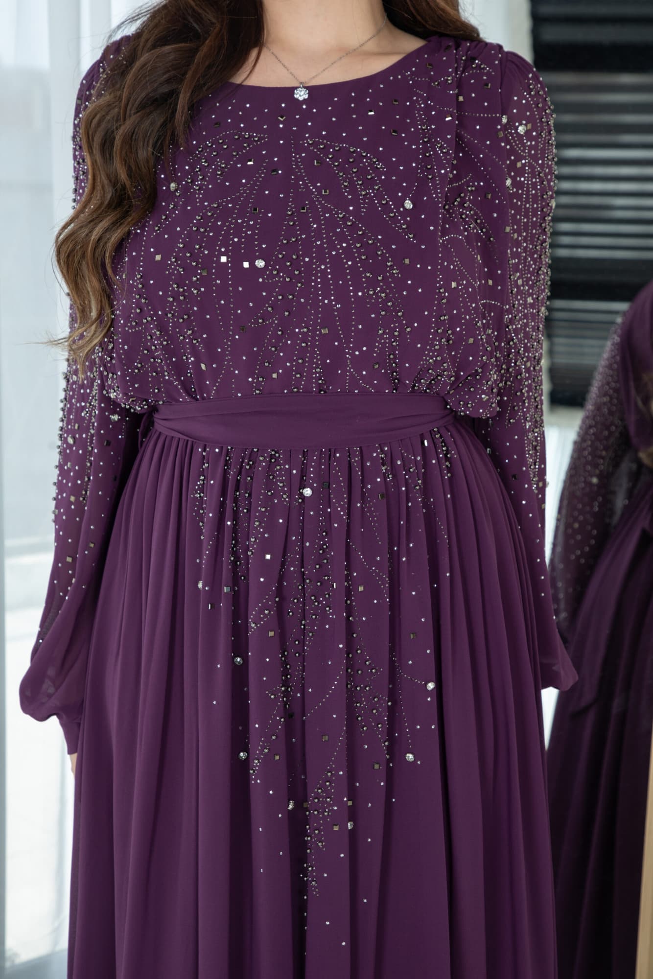 فستان طويل مرصع بالفصوص باكمام طويله