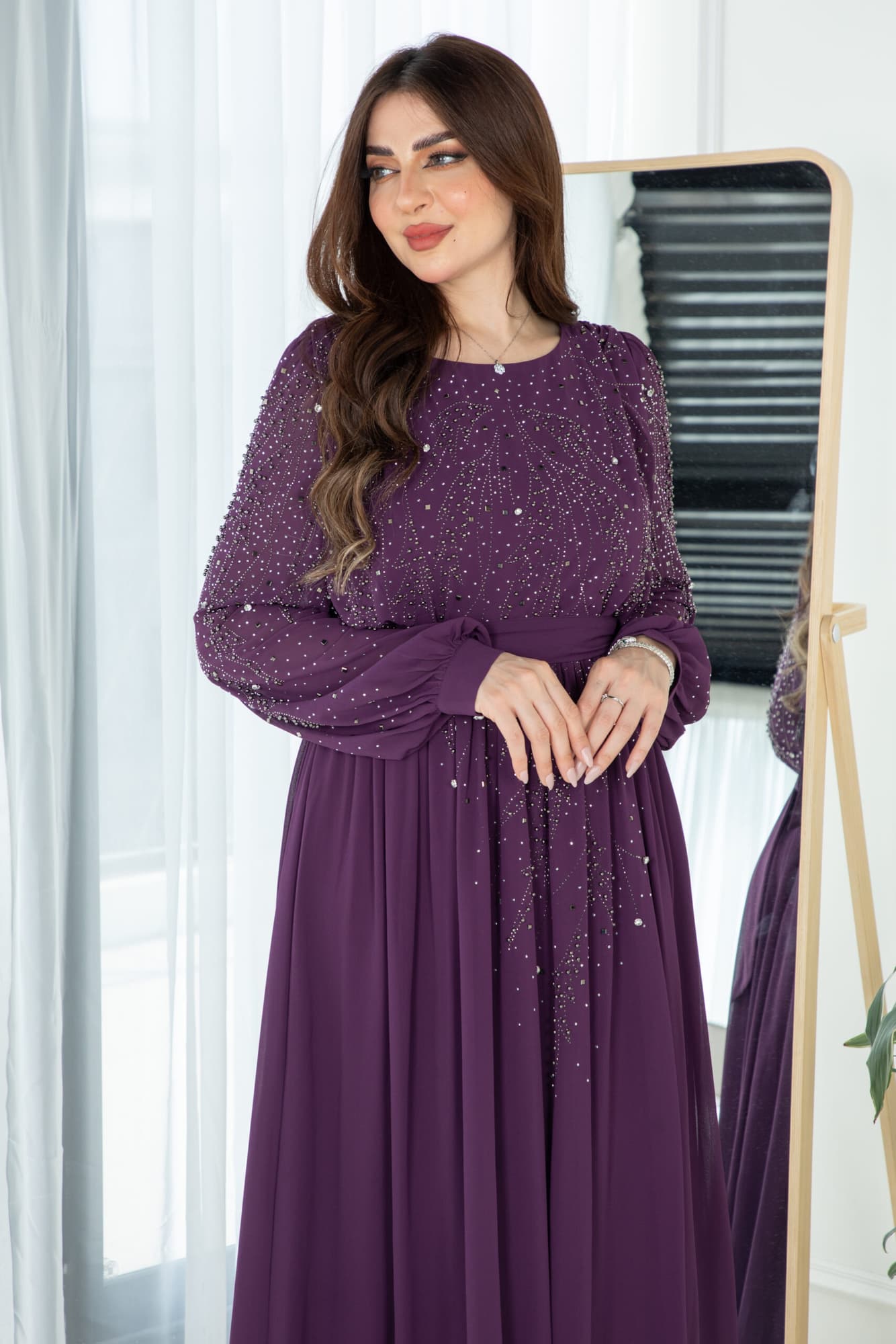 فستان طويل مرصع بالفصوص باكمام طويله