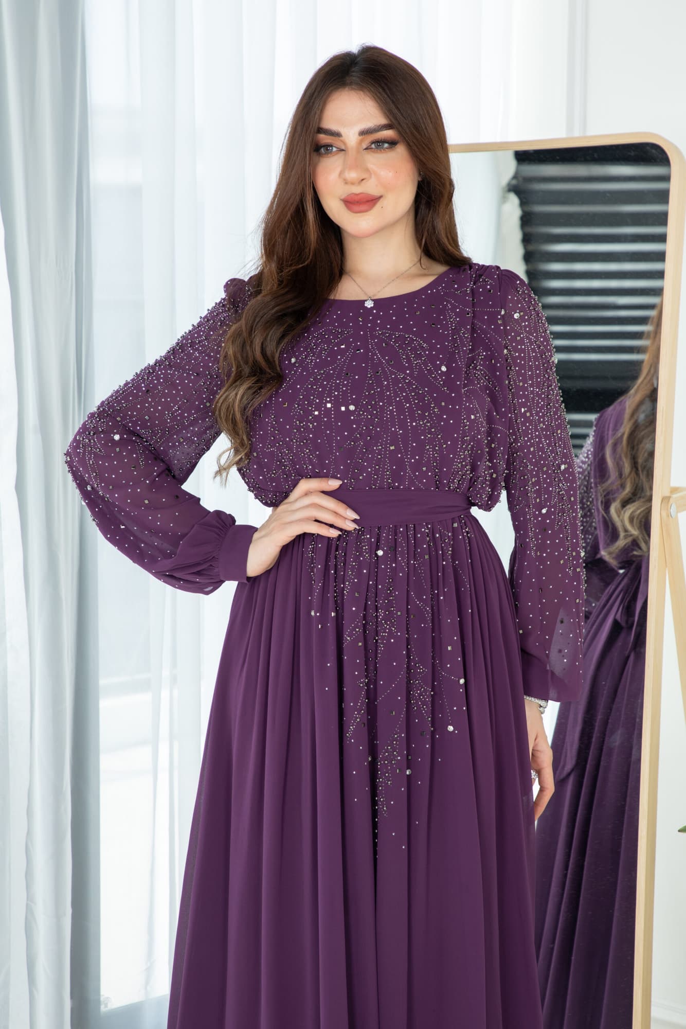 فستان طويل مرصع بالفصوص باكمام طويله
