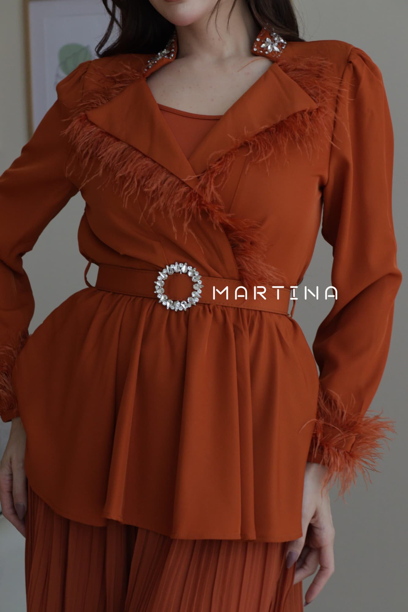 افرول واسع بريش عند الصدر وحزام كرستال اورنج