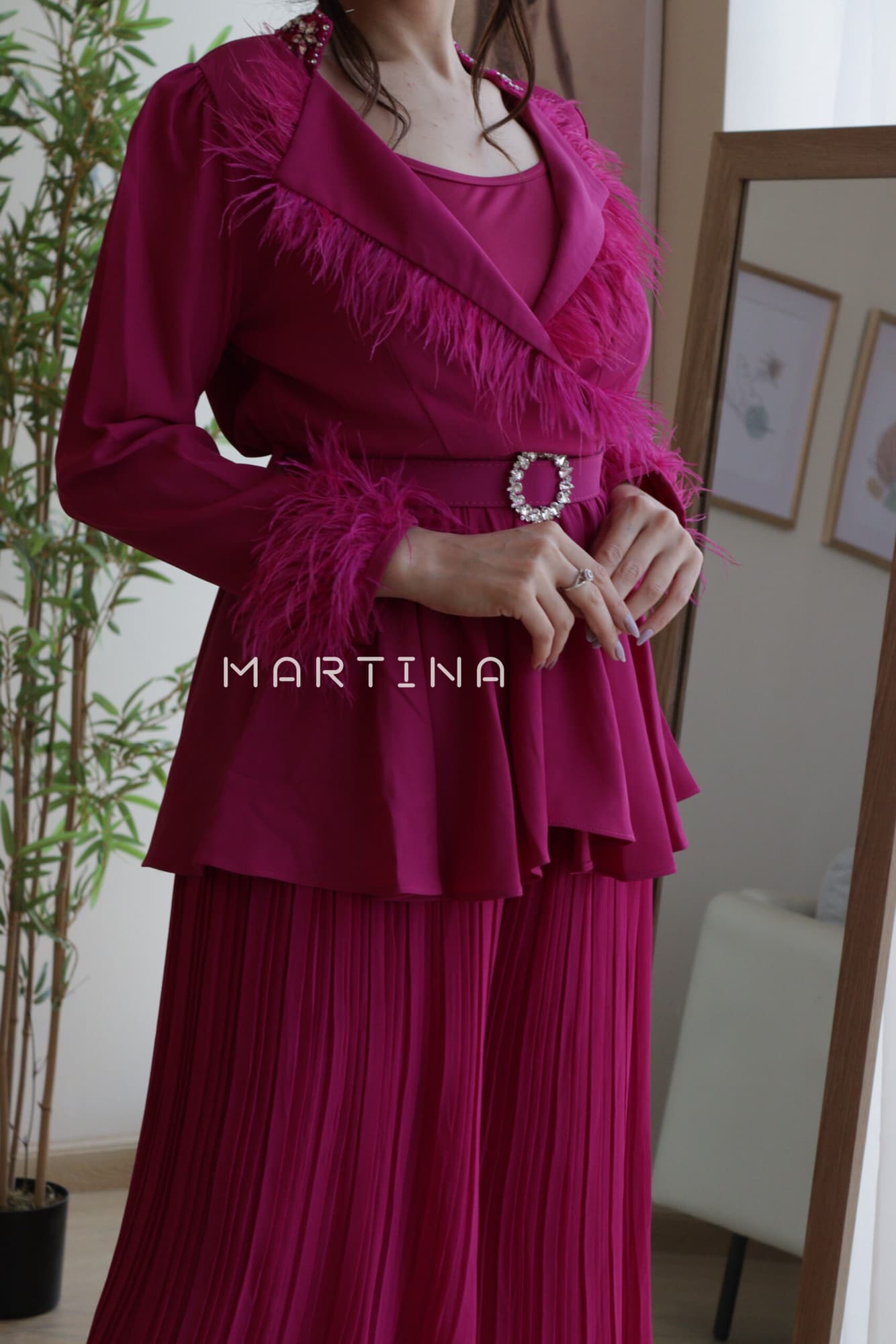 افرول واسع بريش عند الصدر وحزام كرستال فوشي