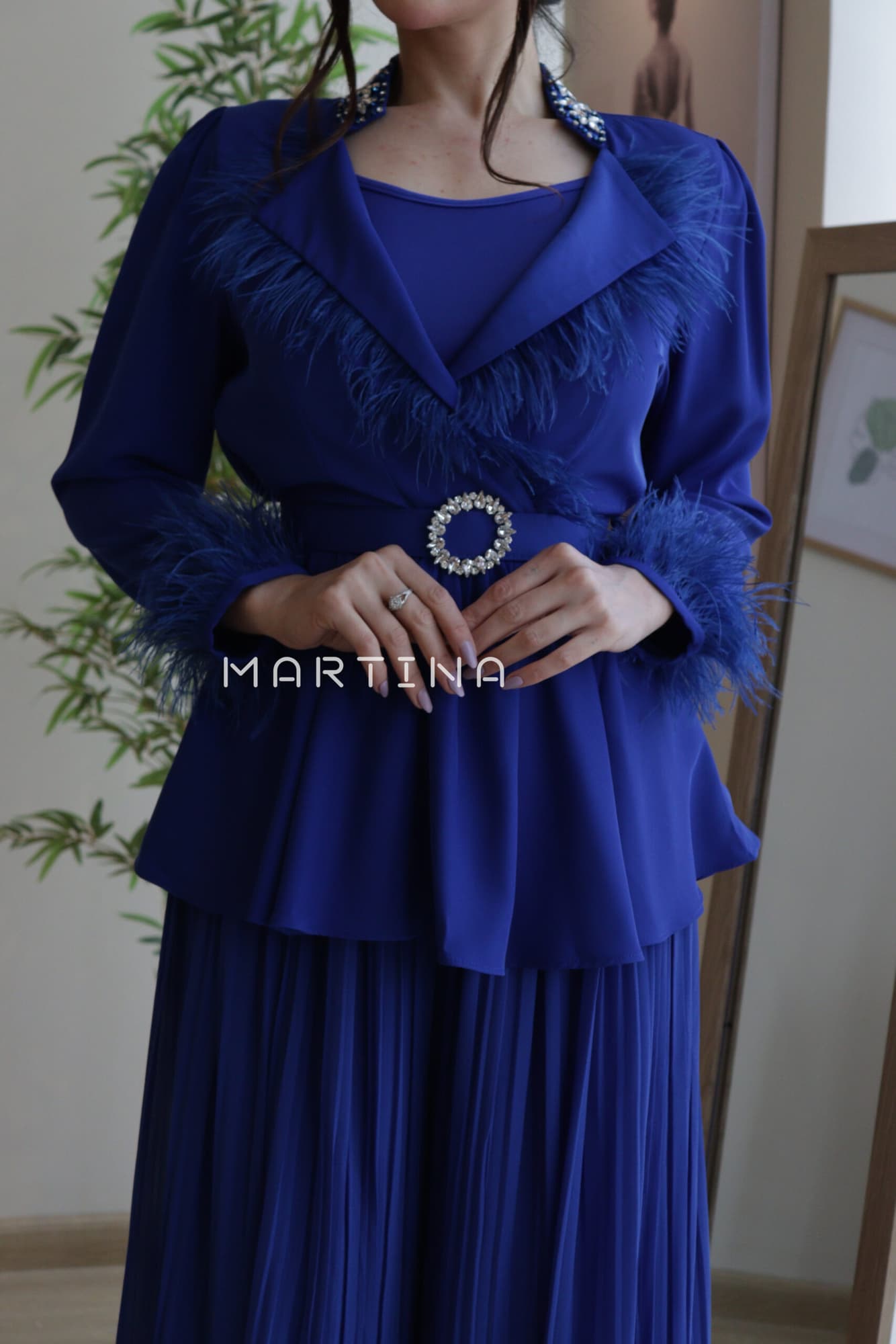 افرول واسع بريش عند الصدر وحزام كرستال ازرق غامق