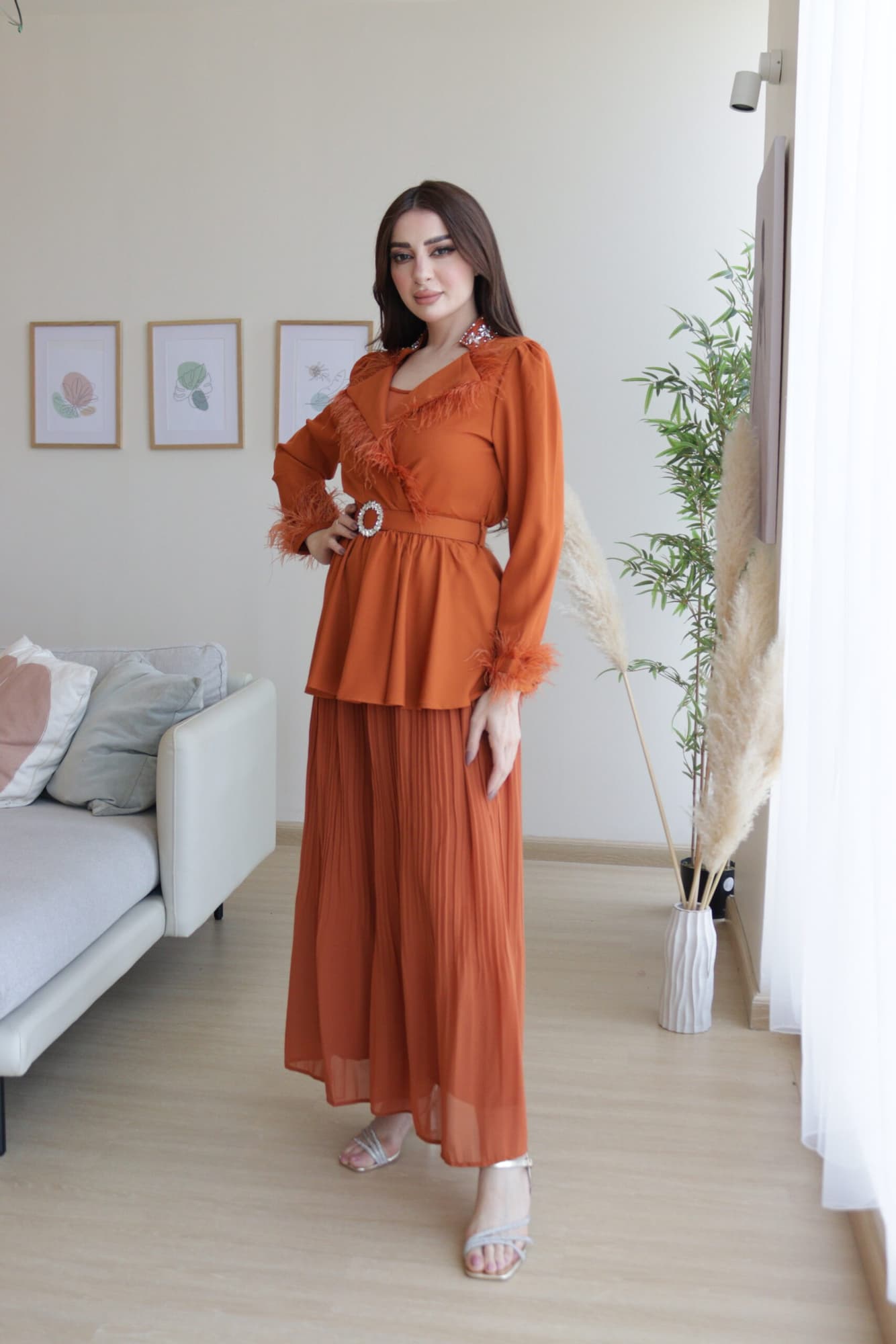 افرول واسع بريش عند الصدر وحزام كرستال