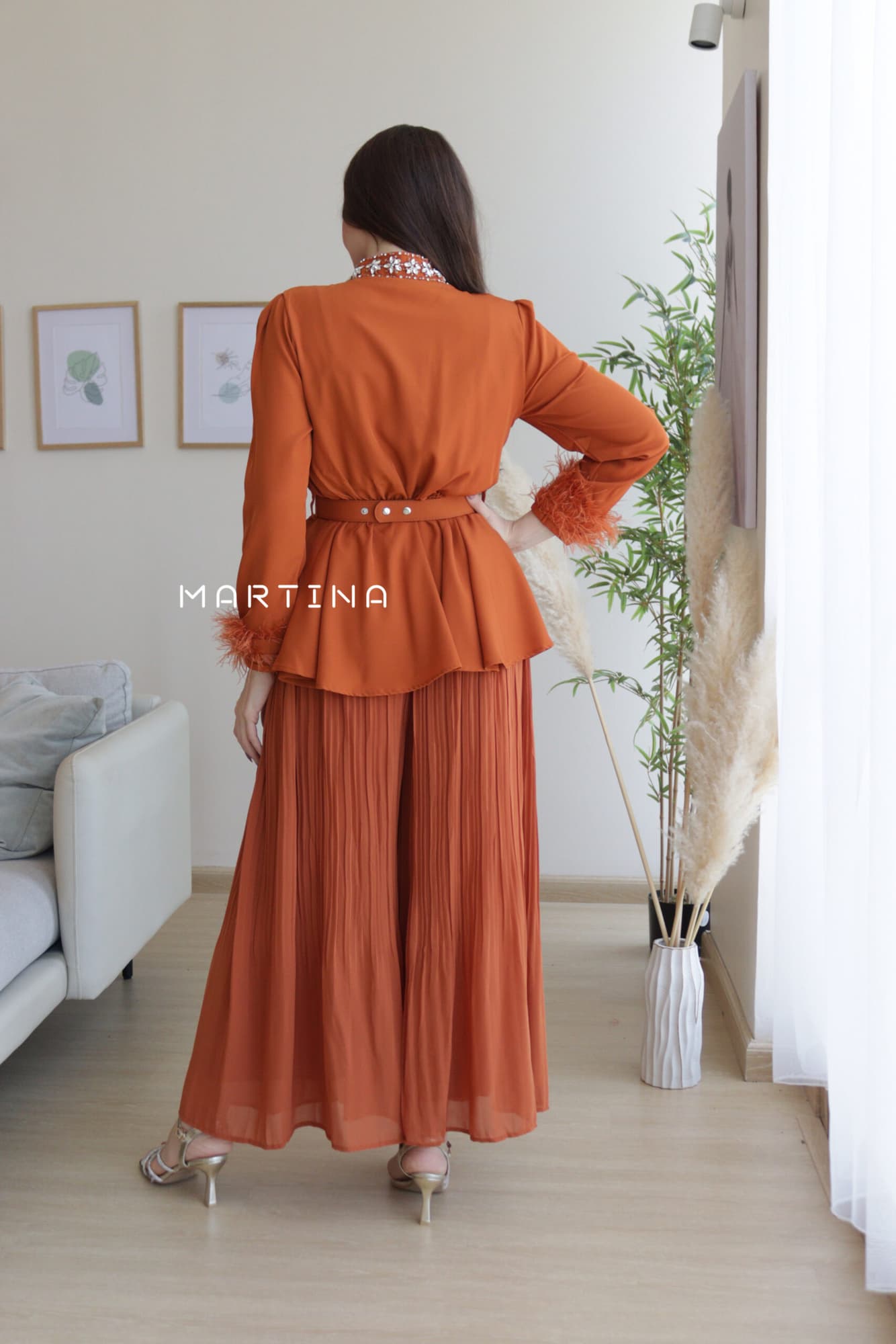 افرول واسع بريش عند الصدر وحزام كرستال