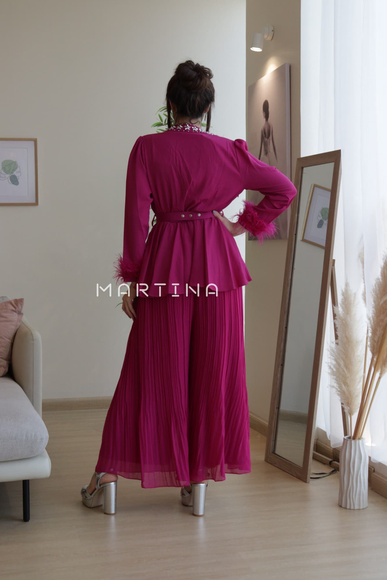 افرول واسع بريش عند الصدر وحزام كرستال