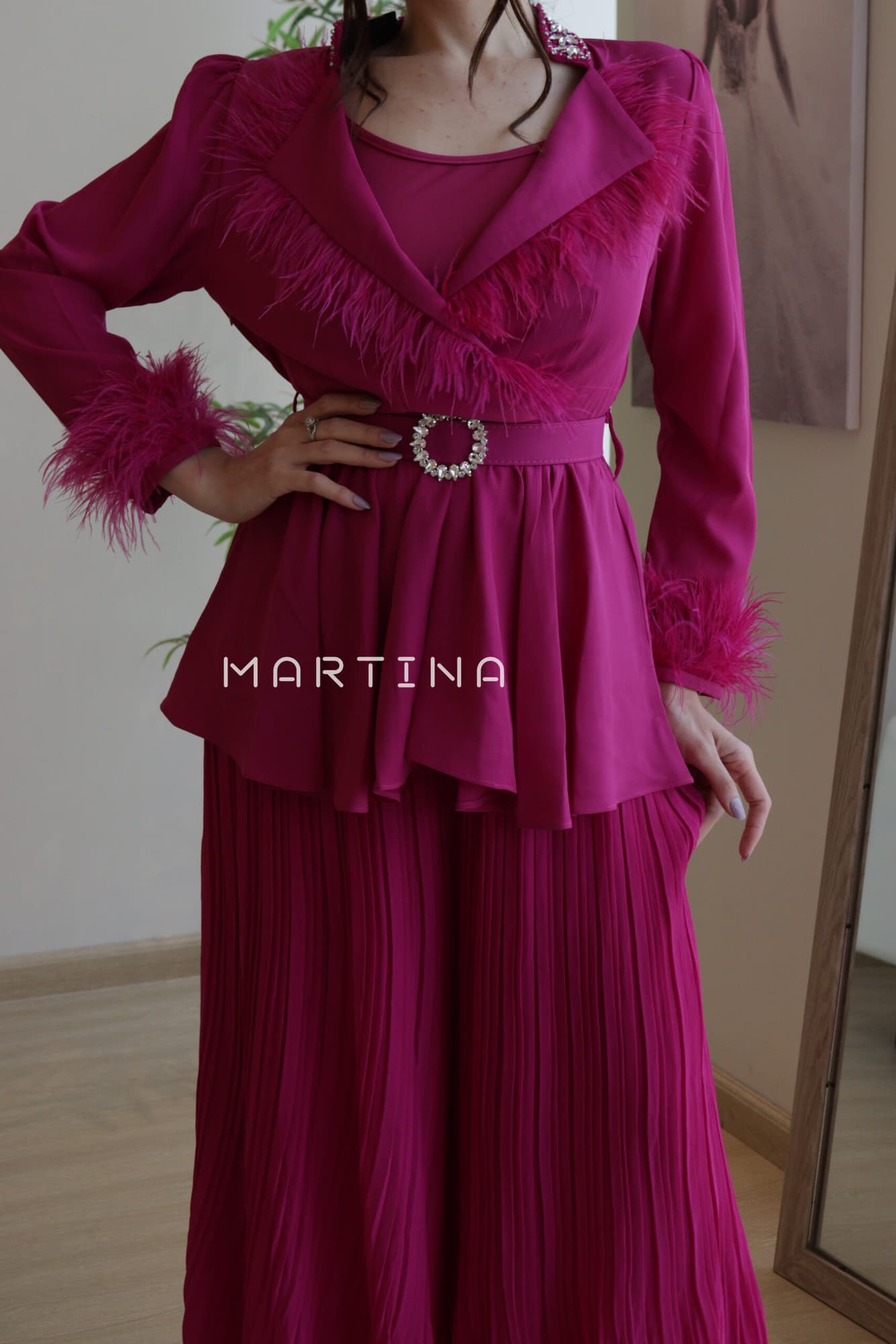 افرول واسع بريش عند الصدر وحزام كرستال