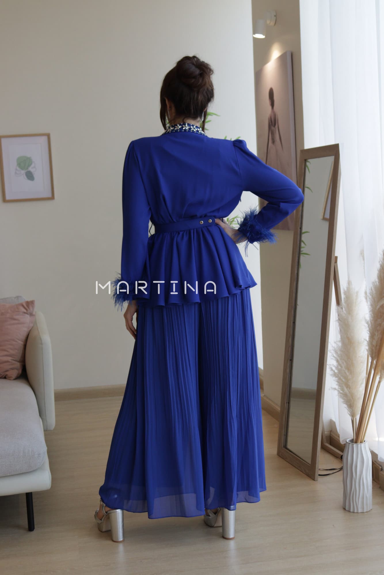 افرول واسع بريش عند الصدر وحزام كرستال