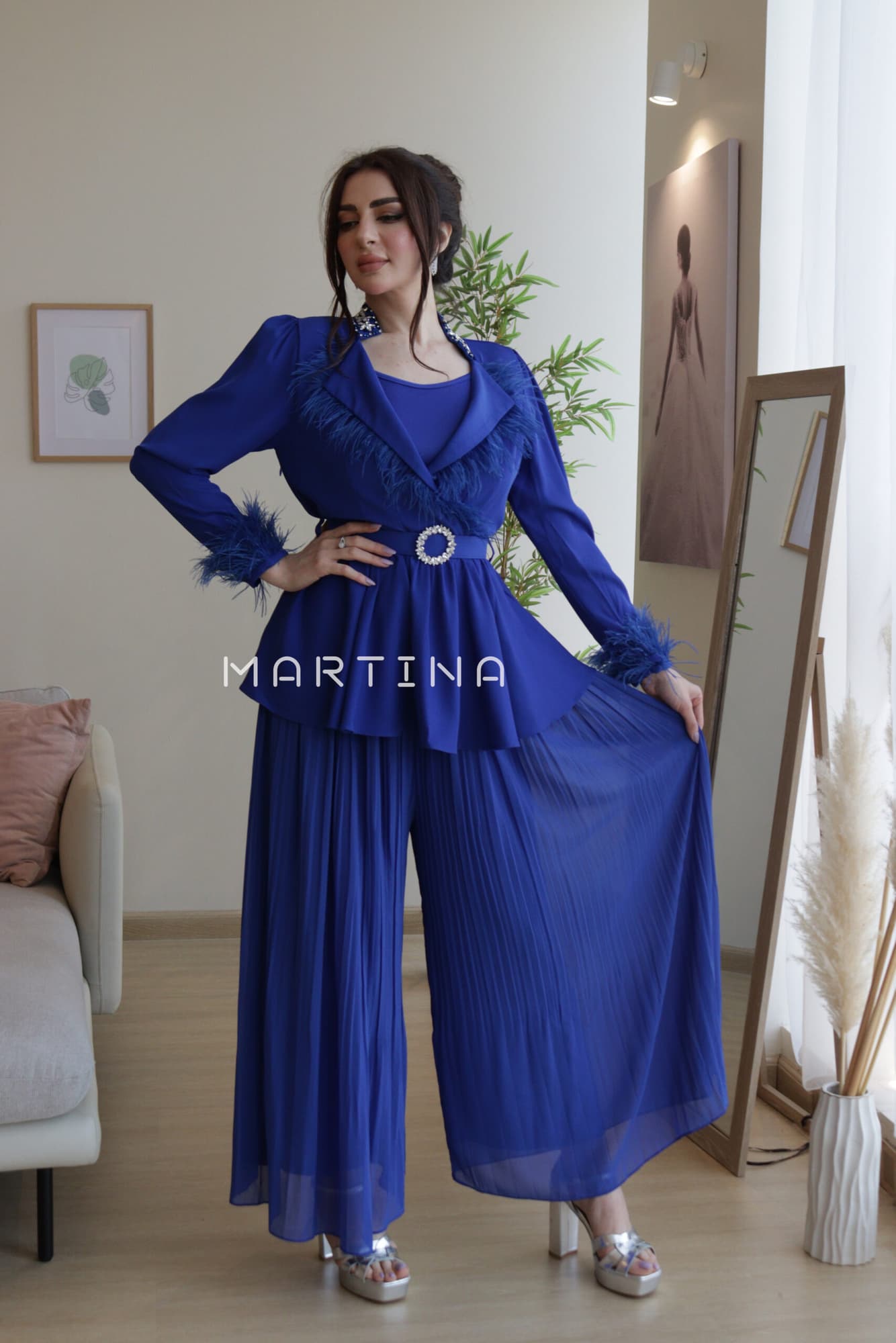 افرول واسع بريش عند الصدر وحزام كرستال