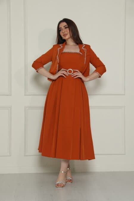 فستان بتصميم مثالي مع جاكيت مزين بفصوص