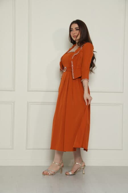 فستان بتصميم مثالي مع جاكيت مزين بفصوص