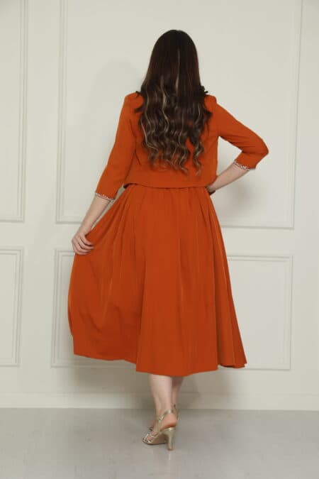 فستان بتصميم مثالي مع جاكيت مزين بفصوص