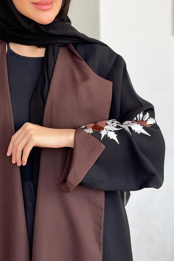 عبايه سوداء بقصة بنيه مورده ع الاكمام اسود