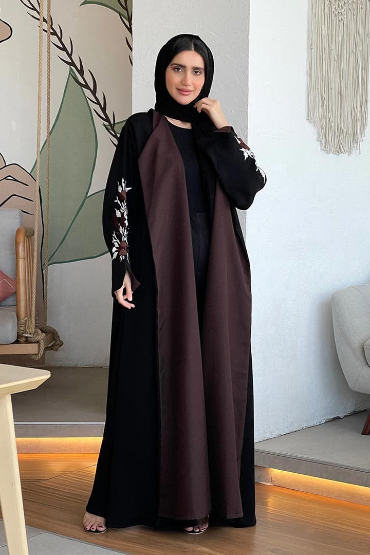 عبايه سوداء بقصة بنيه مورده ع الاكمام